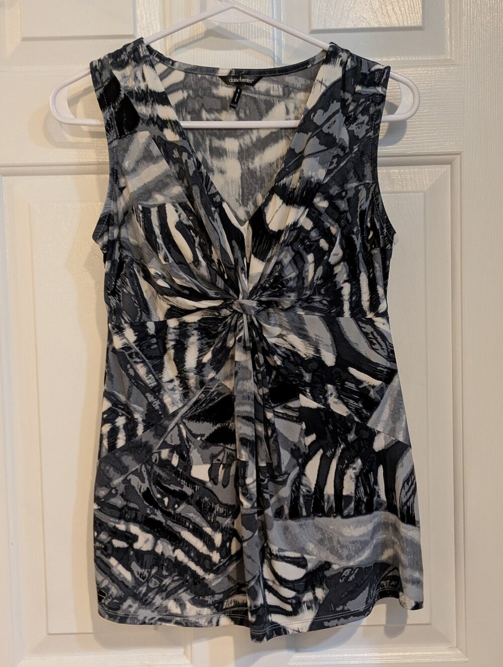 Daisy Fuentes Black and White Twist-Front Sleeveless Top